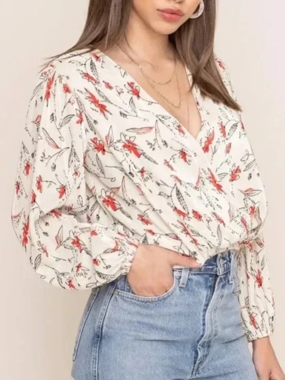 ASTR the Label Plissรฉ Floral Surplice Wrap Ivory with Red Blouse Size Large